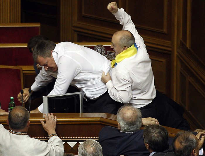 Đại biểu của phe đối lập Ucraina và các đại biểu của phe ủng hộ tổng thống trong một phiên họp của quốc hội ở Kiev đã không thể kiềm chế sự tức giận và dẫn đến xô xát.
