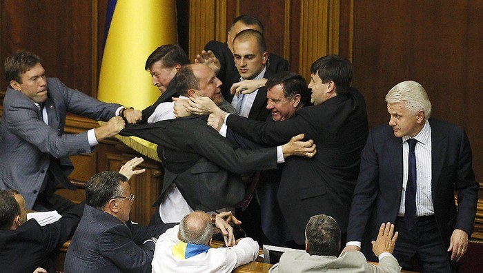 Các nhà lập pháp đã ẩu đả nhau trong hội trường họp quốc hội ở Kiev, Ukraina khi bất đồng quan điểm trong việc cho phép sử dụng tiếng Nga tại các tòa án, bệnh viện và các cơ quan khác trong khu vực nhiều người nói tiếng Nga.