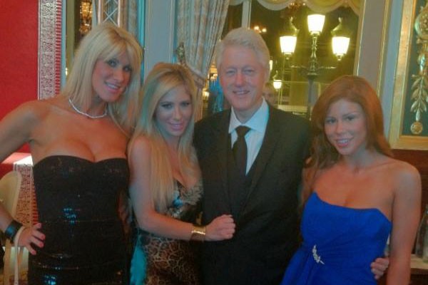 Bill Clinton đứng giữa Lee Brooklyn và Reign Tasha.