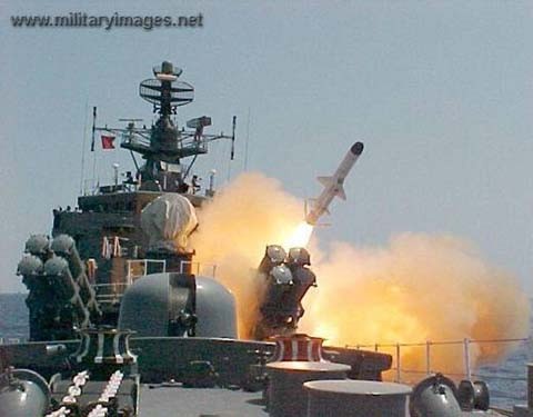 Tên lửa được bắn đi từ một tàu khu trục lớp Gepard của Nga. Ảnh minh họa: Military Images.