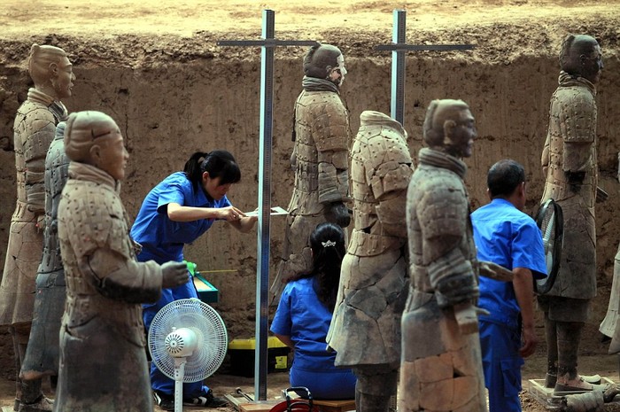 Các nhà khảo cổ học vừa công bố 120 tượng chiến binh đất nung tại lăng mộ Tần Thuỷ Hoàng ở tỉnh Thiểm Tây, Trung Quốc. Cuộc khai quật hiện nay đã được bắt đầu từ năm 2009 và là cuộc khai quật lần thứ 3 tại khu vực này sau hai lần tìm kiếm trước đó vào năm 1974 và 1985.
