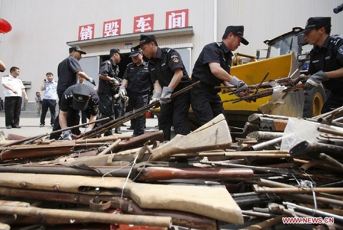 Cảnh sát thu gom những khẩu súng bất hợp pháp để tiêu hủy ở thành phố Đường Sơn, tỉnh Hà Bắc.