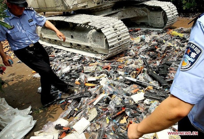 Ngoài ra, những khẩu súng bất hợp pháp cũng bị đưa ra tiêu hủy ở thành phố Thượng Hải.