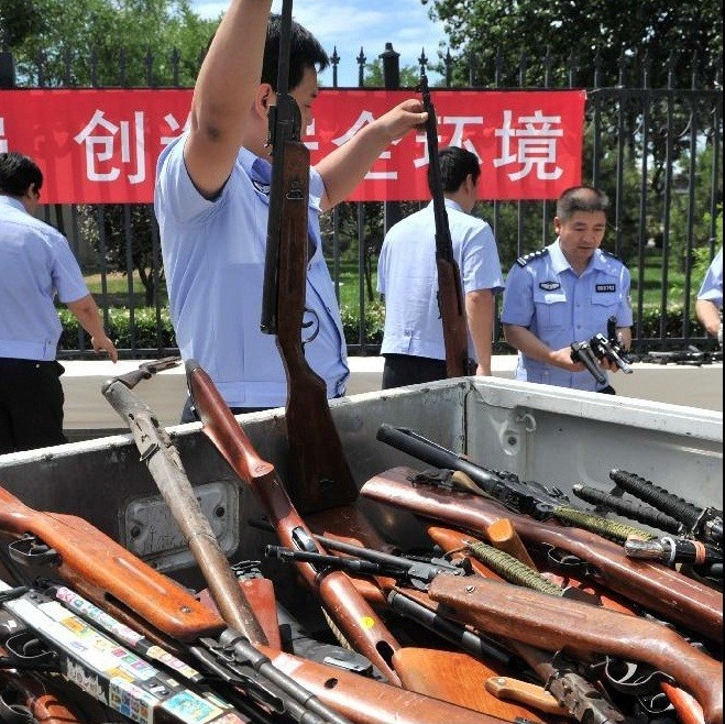 Tại thủ đô Bắc Kinh, cảnh sát đang chuẩn bị tiêu huỷ súng bất hợp pháp.