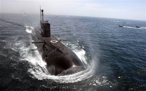 Một tàu ngầm của Iran tham gia trong cuộc diễn tập hải quân ở vùng Vịnh và biển Oman.