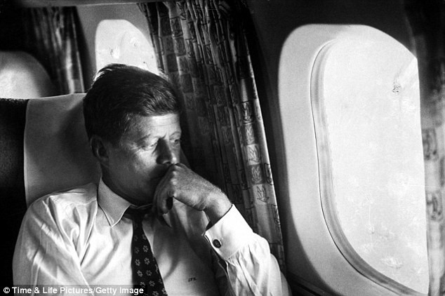 Kennedy trầm tư nhìn qua cửa sổ máy bay. Trong chiến dịch tranh cử, ông đã nỗ lực tìm kiếm sự ủng hộ ở tất cả 50 bang, sẵn sàng bắt tay và kêu gọi các cử tri qua những bài diễn văn đầy sức thuyết phục. So sánh với các tổng thống ngày nay được đảm bảo an ninh cao thì thời đó, Kennedy thường xuất hiện một mình trước đám đông, ở trung tâm sân khấu trong mỗi lần phát biểu.