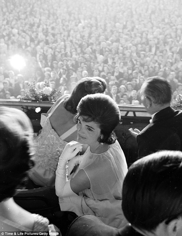 Vào thời điểm người chồng đang chạy đua vào Nhà Trắng, Jacqueline Kennedy mới chỉ 31 tuổi nhưng đã nhanh chóng lấy được lòng công chúng Mỹ bởi vẻ đẹp và sự đĩnh đạc.