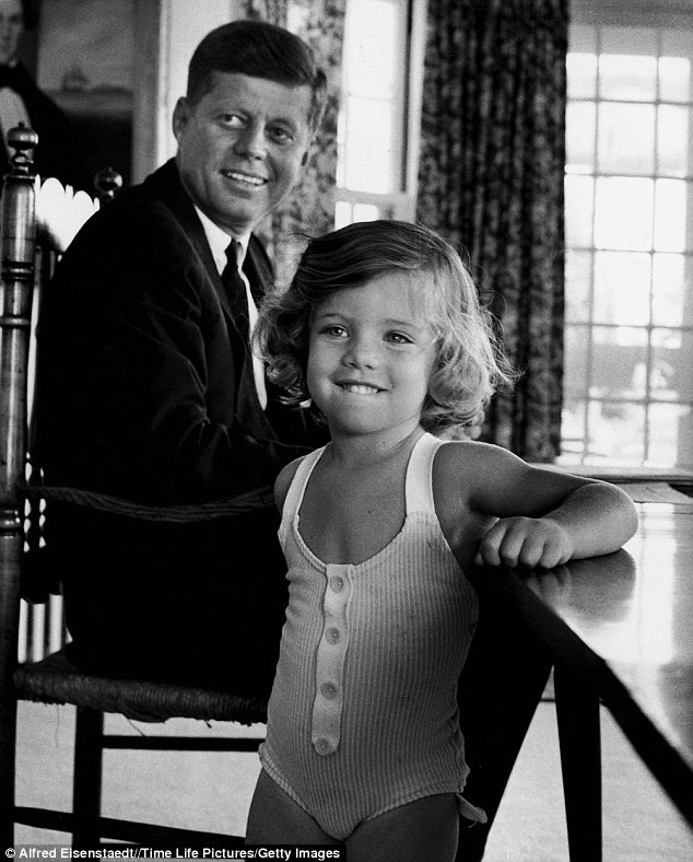 Kennedy và cô con gái 3 tuổi Caroline ở Massachusetts sau khi được Đảng Dân chủ đề cử tranh chức Tổng thống Mỹ.