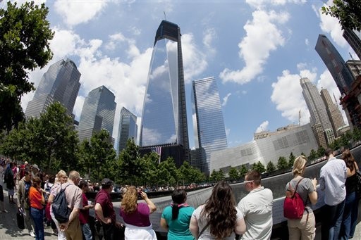 Người dân Mỹ chiêm ngưỡng toà nhà mới được gọi Trung tâm Thương mại Thế giới mới 1.