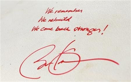Chữ ký của Tổng thống Obama và lời hứa ghi nhớ, khôi phục sau sự kiện đau thương 11/9 khiến gần 3000 người thiệt mạng và phá huỷ toà tháp đôi.