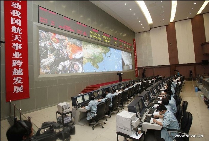 Các kỹ thuật viên tại Trung tâm kiểm soát Không gian vũ trụ Bắc Kinh đang quan sát quá trình phóng tàu vũ trụ.