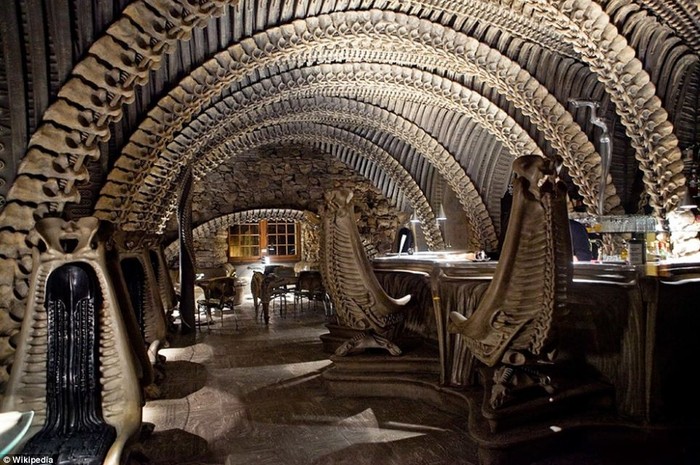 Quán bar HR Giger Alien ở thành phố Chur, Thụy Sĩ là nơi không dành cho những người nhút nhát khi mà những chiếc ghế, trần nhà được thiết kế trông giống như bên trong cơ thể người.