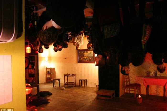Quán Madame Claude ở Berlin, Đức được trang trí với đồ nội thất, ghế và đèn treo lộn ngược trên trần nhà và tường.
