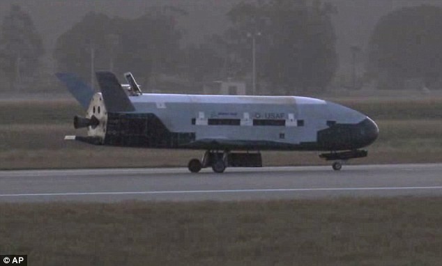 Ngày 16/6, con tàu bí ẩn mang kí hiệu X-37B của Không quân Mỹ đã hạ cánh an toàn lúc 5 giờ 48 phút sáng tại một sân bay quân sự ở bang California sau 15 tháng hoạt động trên quỹ đạo Trái Đất.