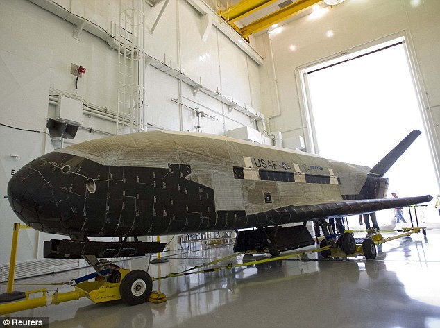 Với việc "nghỉ hưu" của đội tàu con thoi, chương trình X-37B OTV mang lại một khả năng để phát triển công nghệ không gian - Trung tá Tom McIntyre, Giám đốc chương trình X-37B cho biết.