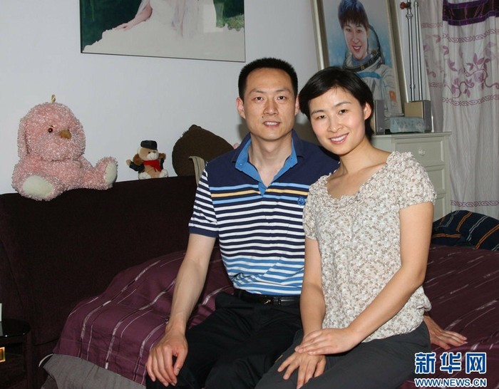 Liu Yang, 33 tuổi, sinh ra tại tỉnh Hà Nam và gia nhập Không quân Trung Quốc vào năm 1997. Hiện cô là một Thiếu tá trong Không quân nước này.
