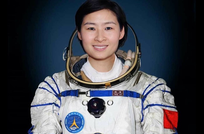 Cô và hai nhà du hành vũ trụ nam, Jing Haipeng và Liu Wang bay vào vũ trụ để thực hiện sứ mệnh kết nối với trạm vũ trụ.