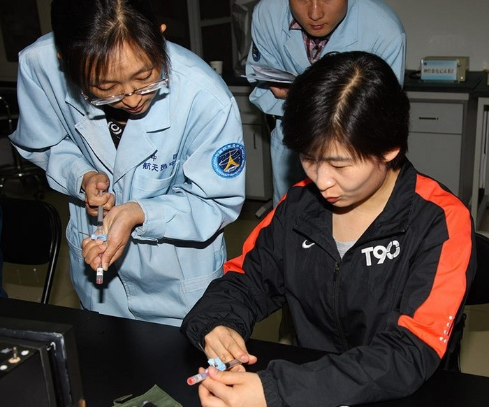 Tham gia chuyến bay của Thần Châu 9, cô sẽ đảm nhiệm nhiệm vụ tiến hành các thí nghiệm y học.