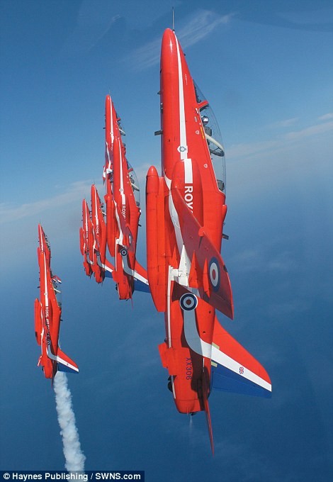 Red Arrows là đội bay nhào lộn nổi tiếng của Không quân hoàng gia Anh được thành lập vào năm 1965 và đã thực hiện hơn 4.410 buổi biểu diễn tại 54 quốc gia.