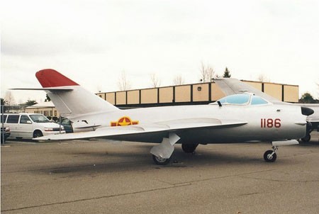 Tiêm kích MiG-17PF (số hiệu 1186) sơn phù hiệu Không quân Nhân dân Việt Nam trưng bày tại Bảo tàng hàng không ở thành phố Sacramento (bang California). Biến thể MiG-17PF trang bị thêm một radar Izumzud, có khả năng chiến đấu trong mọi điều kiện thời tiết.