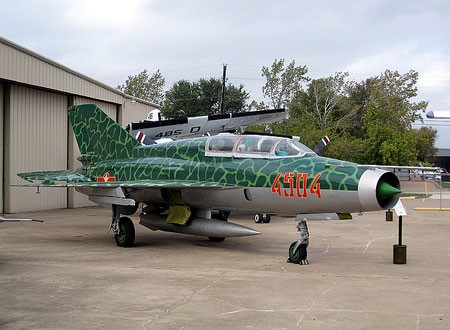 Biến thể huấn luyện hai chỗ ngồi MiG-21UM (số hiệu 4054) tại Bảo tàng hàng không Cavanaugh (bang Texas). Ngày nay, những chiếc MiG-21UM vẫn hoạt động trong Không quân Nhân dân Việt Nam.