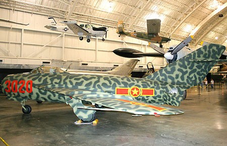 Tiêm kích MiG-17F (số hiệu 3020) tại Bảo tàng Không quân Mỹ nằm trong khuôn viên căn cứ không quân Wright – Patterson (bang Ohio).