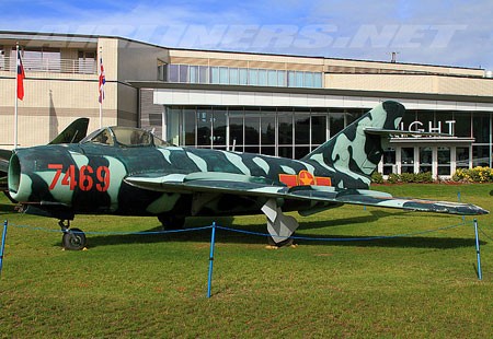 Tiêm kích MiG-17F (số hiệu 7469) tại Bảo tàng hàng không trong khuôn viên sân bay quốc tế King County (bang Washington).
