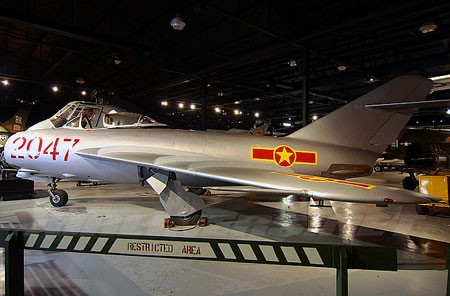MiG-17F (số hiệu 2047) trưng bày tại bảo tàng hàng không – không quân Mỹ đặt gần căn cứ không quân Robin (thành phố Houston, bang Georgia). MiG-17F 2047 là chiếc máy bay tiêm kích mà Anh hùng phi công Nguyễn Văn Bảy B đã lái oanh tạc tàu khu trục Mỹ ngày 19/4/1972. Hiện nay, "bản gốc" chiếc 2047 được trưng bày tại Bảo tàng Phòng không – Không quân Việt Nam.
