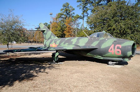 MiG-17F (số hiệu 46) tại Bảo tàng Không quân Mighty Eighth (bang Georgia). Tuy được sơn phù hiệu Không quân Nhân dân Việt Nam, nhưng chiếc MiG-17F này lại đánh số hiệu không giống với kiểu đánh số Việt Nam.