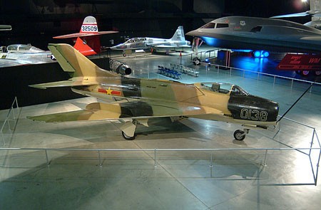 MiG-19 (số hiệu 0138) tại Bảo tàng Không quân Mỹ nằm trong khuôn viên căn cứ không quân Wright – Patterson (bang Ohio). Lưu ý, cách sơn phù hiệu Không quân ở đuôi máy bay không chính xác. Trong kháng chiến chống Mỹ, cùng với MiG-17, Việt Nam nhận viện trợ của Liên Xô một số lượng nhỏ tiêm kích MiG-19. Đây là loại tiêm kích đầu tiên của Liên Xô đạt vận tốc siêu thanh, hỏa lực có pháo và tên lửa không đối không tầm nhiệt K-13.