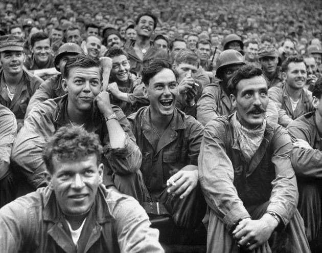 Binh lính Mỹ và Liên Hợp Quốc xem phim hài của diễn viên Jack Benny ở Hàn Quốc năm 1951.