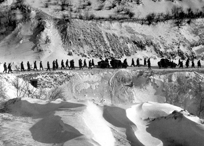 Lính Mỹ đi qua một hẻm núi được gọi là "Nightmare Alley" năm 1950.