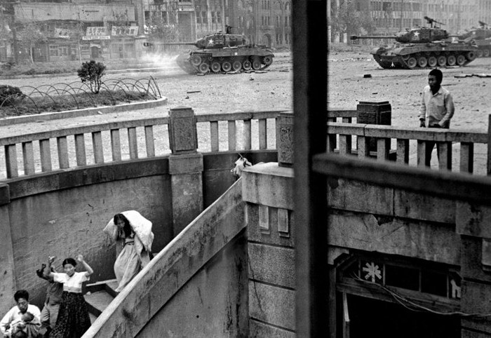 Tác giả của bức ảnh này là nhiếp ảnh gia người Mỹ David Douglas Duncan. Tác giả của nhiều hình ảnh huyền thoại về cuộc chiến tranh Triều Tiên này đã chia sẻ rằng ông thích nhất bức ảnh một gia đình Hàn Quốc đang chạy xuống cầu thang, một người cha ôm chặt đứa trẻ và ở trên đường, xe tăng đang bắn.