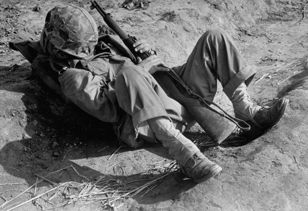 Một lính Mỹ đang nằm ngủ.
