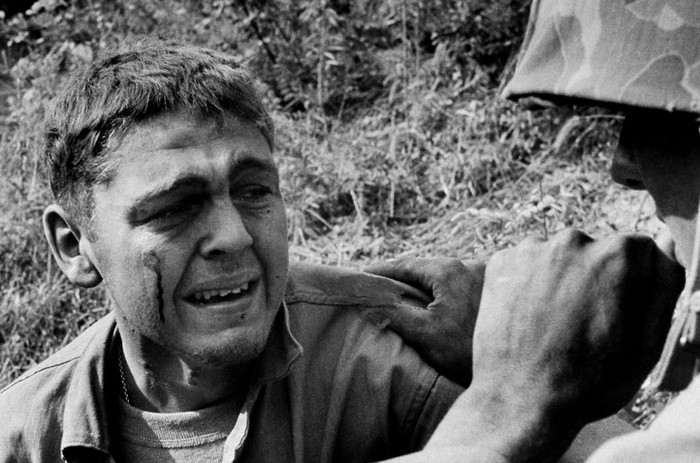 Người lính bị thương sau khi một quả mìn nổ tung và anh đã bật khóc khi nghe tin một người bạn đã hy sinh năm 1950.