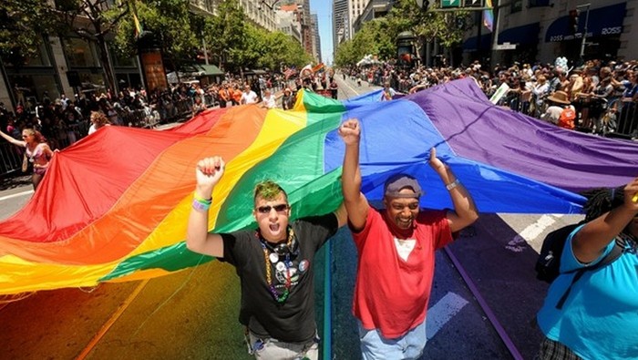 Tại New York có tới hơn 2 triệu xuống đường diễu hành, đánh dấu 1 năm luật hôn nhân đồng tính ở đây.