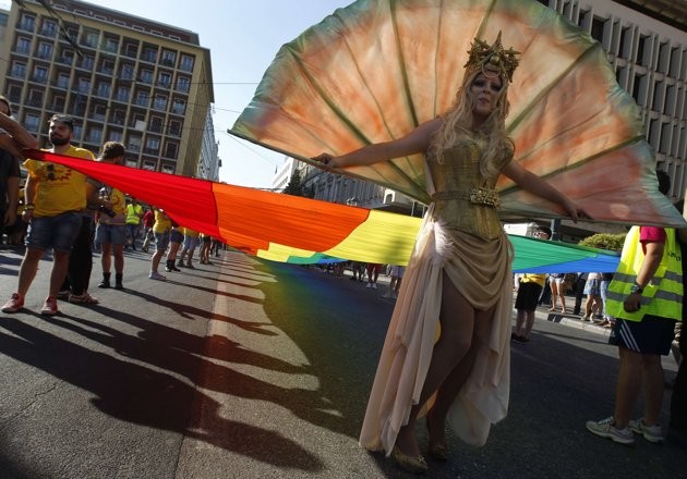 Ngoài ở Mỹ, nhiều nơi khác trên thế giới cũng đã tổ chức diễu hành đồng tính như ở Athens, Hy Lạp.