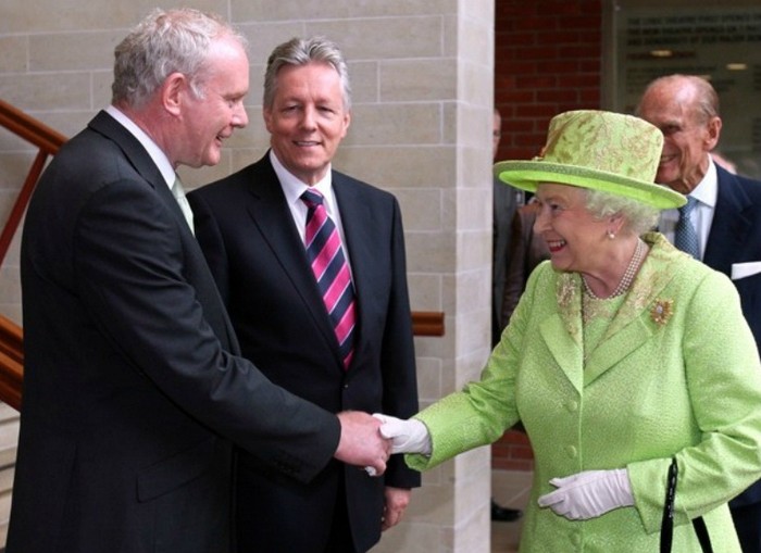Nữ hoàng Elizabeth II bắt tay với Phó Thủ tướng Bắc Ireland - Martin McGuinness tại Nhà hát Lyric ở Belfast vào ngày 27/6/2012. Việc Nữ hoàng bắt tay với cựu chỉ huy quân đội Cộng hòa Ireland được coi là một thời điểm bước ngoặt trong quan hệ Anh - Ireland.