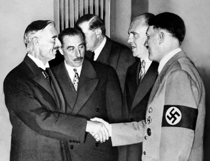 Adolf Hitler (phải) bắt tay với Thủ tướng Anh Neville Chamberlain tại Munich vào ngày 30/9/1938. Cùng với các nhà lãnh đạo của Pháp và Ý, Chamberlain sau này đã ký Hiệp định Munich nhằm cắt nhiều phần đất của Tiệp Khắc để chuyển giao cho Đức, Ba Lan và Hungari trong một nỗ lực xoa dịu trùm độc tài Phát Xít Hitler vào thời điểm đó