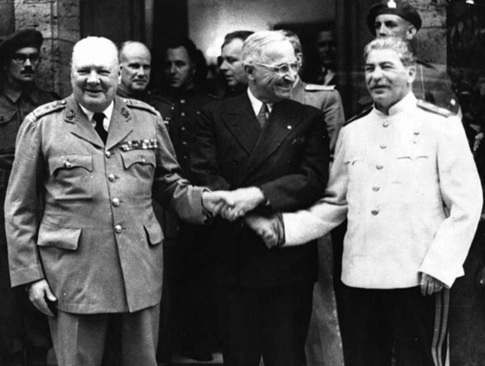 Tổng thống Mỹ Harry S. Truman (giữa), Thủ tướng Anh Winston Churchill (trái) và nhà lãnh đạo Xô viết Joseph Stalin bắt tay ở Potsdam, Đức, vào ngày 23/7/1945. Cái bắt tay này diễn ra sau một loạt các cuộc thảo luận về các thoả thuận sau chiến tranh châu Âu, sau khi Đức quốc xã chính thức đầu hàng ngày 8/5/1945.