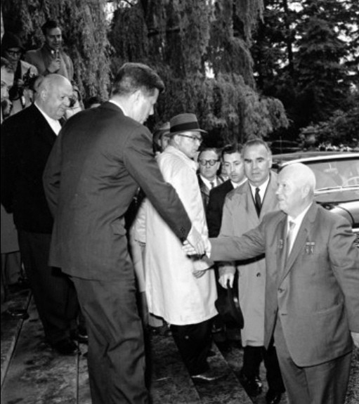 Tổng thống Mỹ John F. Kennedy tiếp đón nhà lãnh đạo hàng đầu của Liên Xô, Nikita Khrushchev, tại nhà của đại sứ Mỹ ở Vienna vào ngày 3/6/1961. Cái bắt tay đã bắt đầu các cuộc đàm phán lịch sử giữa hai nhà lãnh đạo, đề cập đến việc giải trừ quân bị hạt nhân, cuộc xung đột đang diễn ra ở khu vực Đông Nam Á và những bất đồng ý thức hệ giữa hai nhà lãnh đạo.