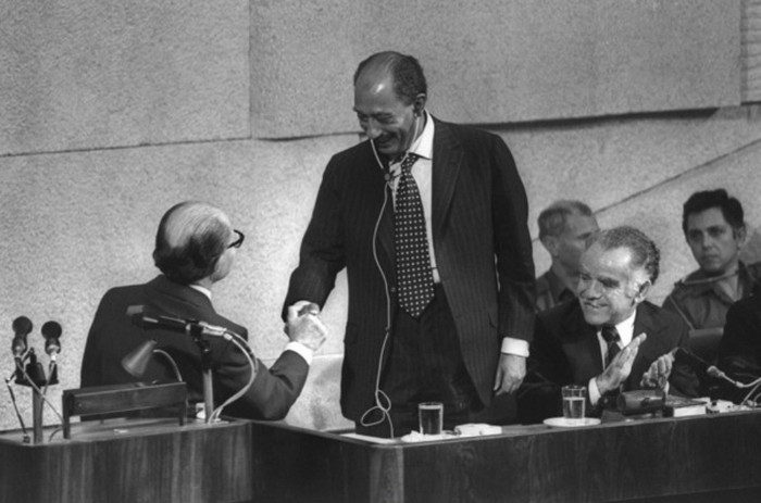 Menachem Begin - người sáng lập Đảng Likud (bên trái) và Thủ tướng thứ 6 của Israel, bắt tay với Anwar Sadat - tổng thống thứ 3 của Ai Cập, trong phòng họp tại Knesset (Quốc hội Israel) ngày 20/11/1977. 16 tháng sau đó, vào ngày 26/3/1979, tại Washington, Israel và Ai Cập đã ký hiệp ước hòa bình mang tính lịch sử và Ai Cập trở thành quốc gia Arập đầu tiên công nhận nhà nước Do Thái.