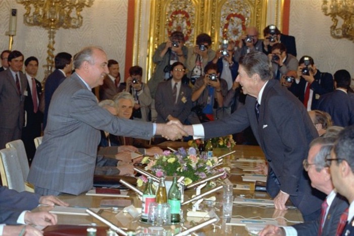 Ronald Reagan - tổng thống thứ 40 của Mỹ, lần đầu tiên bắt tay với Mikhail Gorbachev - nhà lãnh đạo nhà nước Liên Xô tại một hội nghị thượng đỉnh ở Geneva vào ngày 19/11/1985. Cái bắt tay báo hiệu một sự ấm lên trong mối quan hệ giữa hai cường quốc thời chiến tranh lạnh.