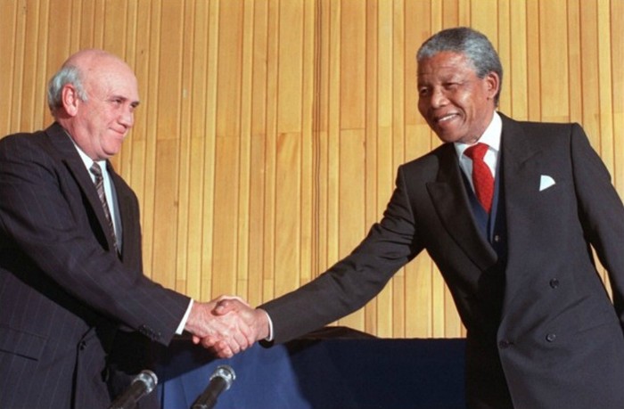 Nelson Mandela -Tổng thống dân cử đầu tiên của Nam Phi (phải) và FW de Klerk - Tổng thống cuối cùng của thời kỳ phân biệt chủng tộc Nam Phi, bắt tay nhau ở Cape Town vào ngày 4/5/1990 sau cuộc đàm phán lịch sử giữa hai bên. Các cuộc hội thoại đã mở đường để kết thúc nhiều thập kỷ Nam Phi nằm dưới sự cai trị của người da trắng.