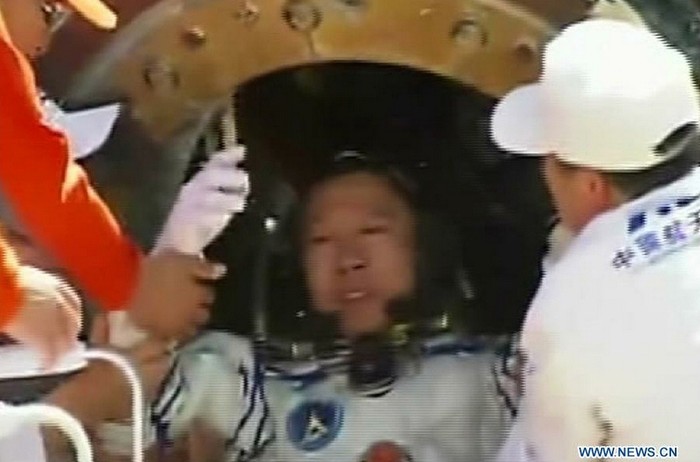 Nhà du hành vũ trụ Liu Wang. Ông thuộc thế hệ phi hành gia đầu tiên của Trung Quốc và hiện công tác tại Lữ đoàn du hành vũ trụ thuộc PLA.