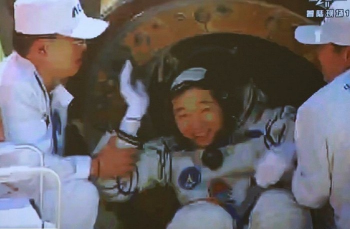 Nhà du hành vũ trụ Jing Haipeng bước ra đầu tiên. Ông từng một lần bay vào vũ trụ trên con tàu Thần Châu 7 năm 2009.