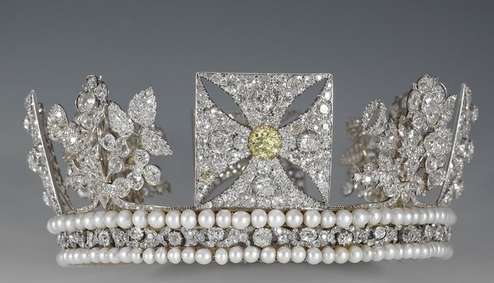 Tại triển lãm lần này có nhiều món đồ trang sức quý giá như trâm cài, nhẫn và vòng cổ và nhiều đồ trong số đó đã được Nữ hoàng sử dụng trong suốt triều đại của mình. Đây là chiếc vương miện Diamond Diadem trong lễ đăng quang của vua George IV năm 1821 và được Nữ hoàng sử dụng.