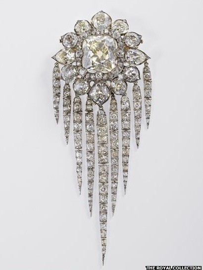 Hoa cài áo của Nữ hoàng Victoria sẽ được trưng bày lần đầu tiên trong triển lãm. Món đồ này được dâng tặng cho Nữ hoàng vào năm 1856 với một viên kim cương lớn ở giữa và được bao bọc bởi nhiều viên kim cương nhỏ ở xung quanh.