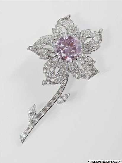 Chiếc trâm kim cương cài áo với một viên kim cương hồng loạt tốt nhất từng được phát hiện. Viên kim cương gốc đã được trao cho Nữ hoàng bởi Tiến sĩ địa chất học Canada JT Williamson trước khi đám cưới của bà diễn ra hồi tháng 11 năm 1947.