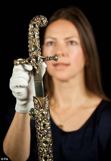 Thanh kiếm của vua Edward VII có 719 viên kim cương và trọng lượng tổng cộng là 2.000 carat.
